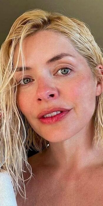 Full leaked Holly willoughby private photo