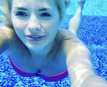 Full leaked Holly willoughby private photo
