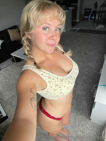 Full leaked Hollyhumps private photo