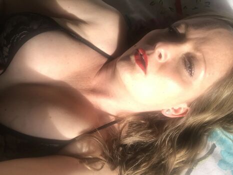 Full leaked Honeybluex private photo