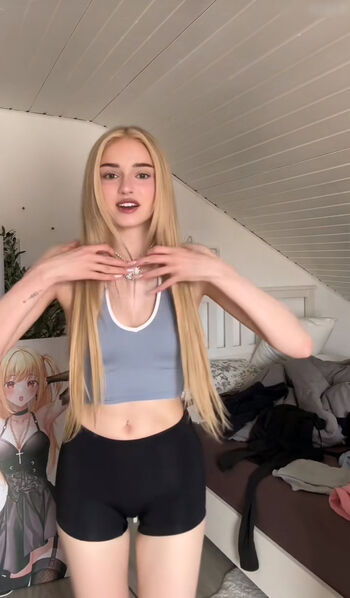 Full leaked Honeypuu private photo
