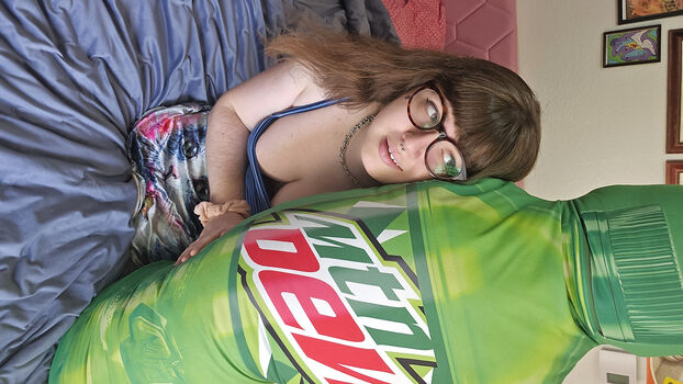 Hotgirldrinksdew