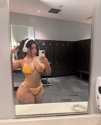 Full leaked Iluvcinnie private photo
