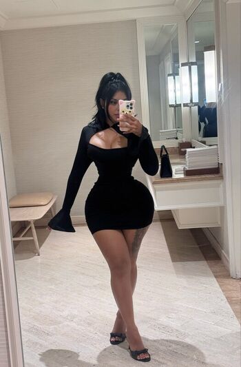 Full leaked Iluvcinnie private photo