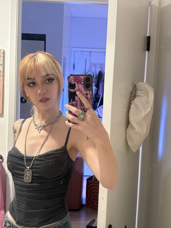 Full leaked Iluvmeww page private photo