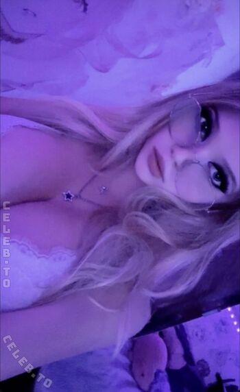 Full leaked Introvertierte private photo