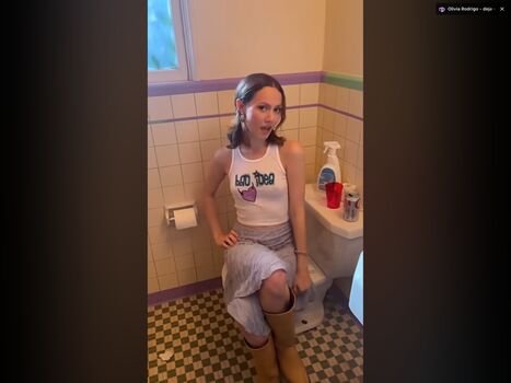 Full leaked Iris apatow page private photo