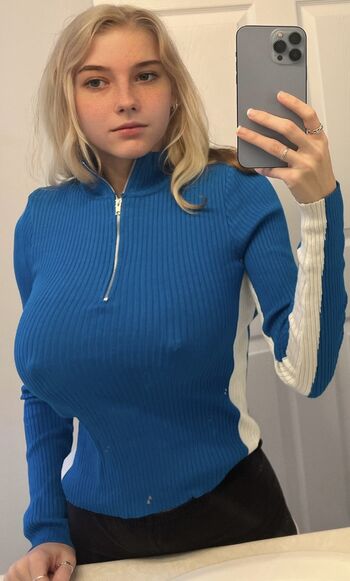 Full leaked Itsbumblebea page private photo