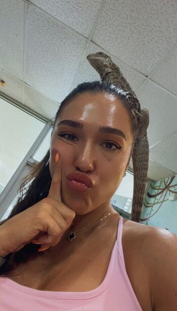 Full leaked Itscarolinamarie private photo