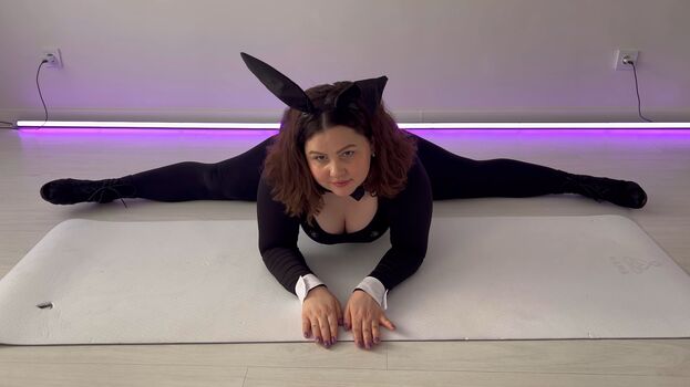 Full leaked Karina stretching private photo