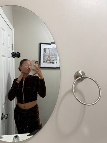 Full leaked Kellywelly private photo