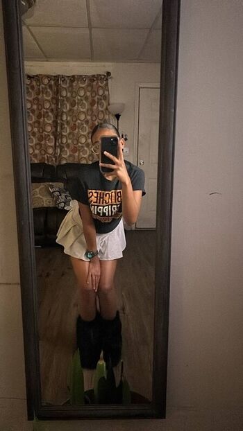 Full leaked Kellywelly private photo