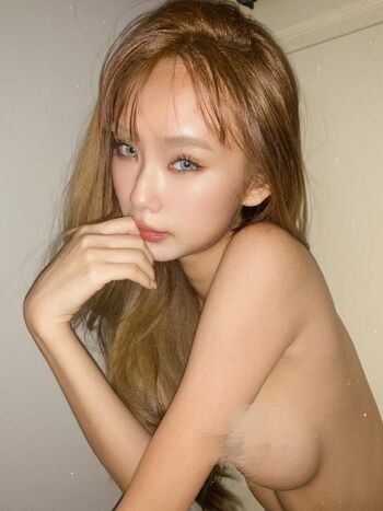 Full leaked Khun uu private photo