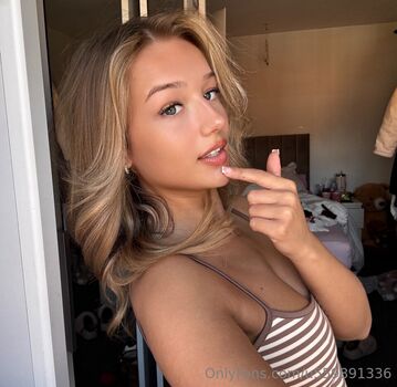 Full leaked Kylaturner private photo
