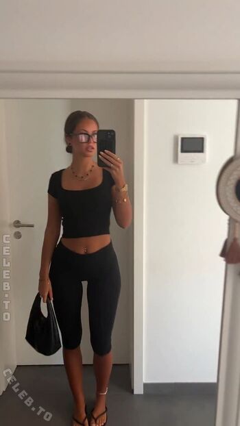 Full leaked Laraemiii private photo