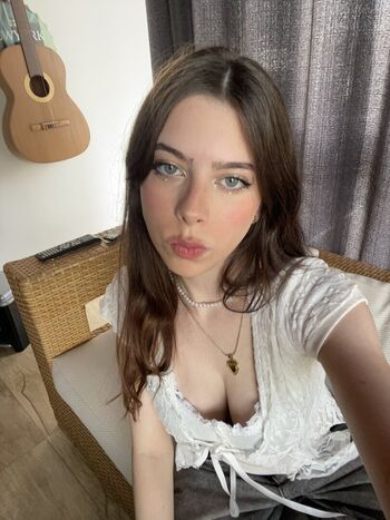 Full leaked Laurakatsz private photo