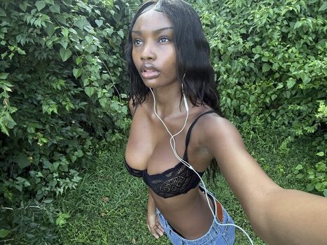 Full leaked Leahhalton private photo