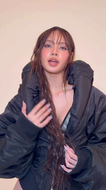 Full leaked Lisa blackpink private photo