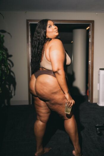 Full leaked Lizzo private photo
