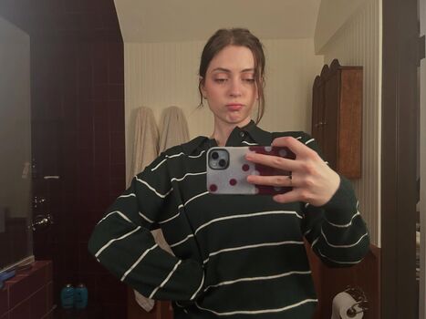Full leaked Lizzy mcalpine private photo