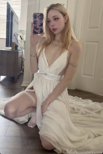 Full leaked Lolyomie private photo