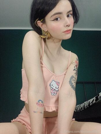 Full leaked Loonassoftfeet private photo