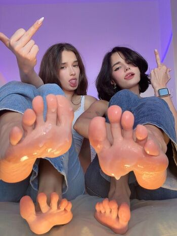 Full leaked Loonassoftfeet private photo