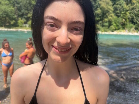 Full leaked Lorde private photo