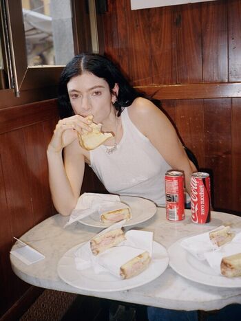 Full leaked Lorde private photo