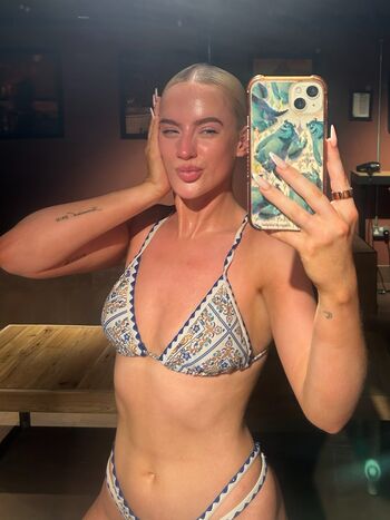 Full leaked Lucycombe private photo