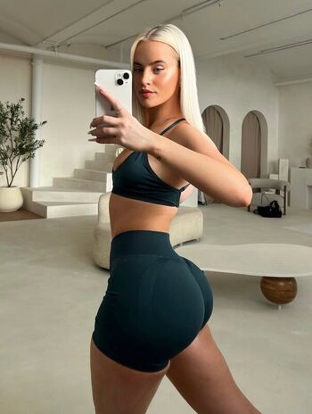 Full leaked Lucycombe private photo