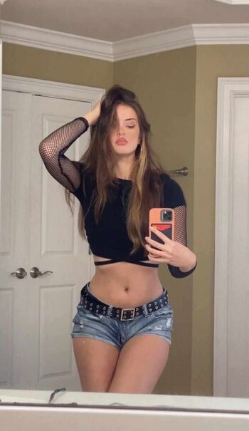 Full leaked Luweazl private photo