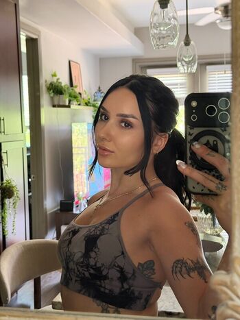 Full leaked Lyndi private photo