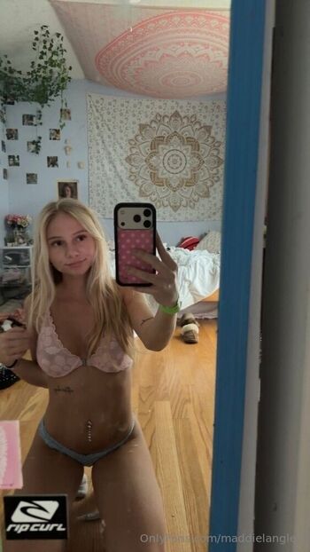 Full leaked Maddielangley private photo