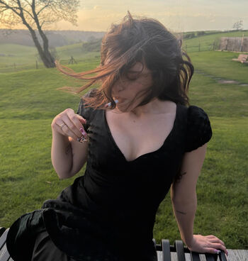 Full leaked Mae muller private photo