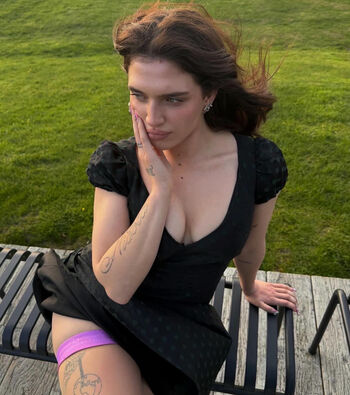 Full leaked Mae muller private photo