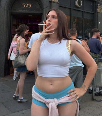 Full leaked Mae muller private photo