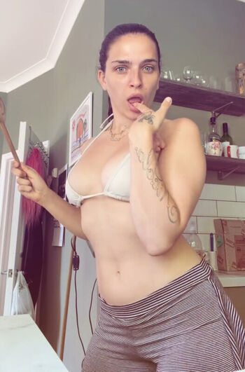 Full leaked Mae muller private photo