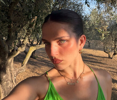 Full leaked Mae muller private photo