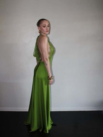 Full leaked Maika monroe private photo