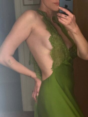 Full leaked Maika monroe private photo