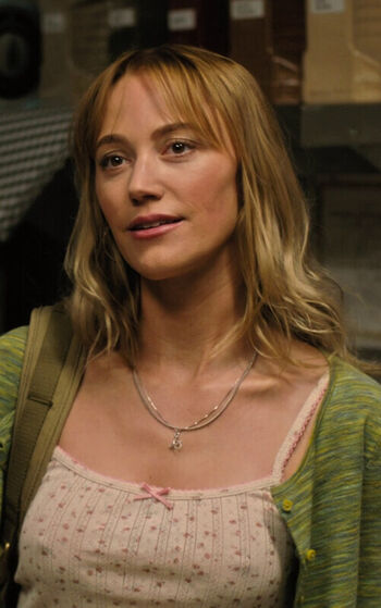 Full leaked Maika monroe private photo