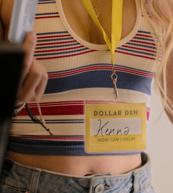 Full leaked Maika monroe private photo