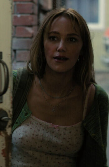 Full leaked Maika monroe private photo