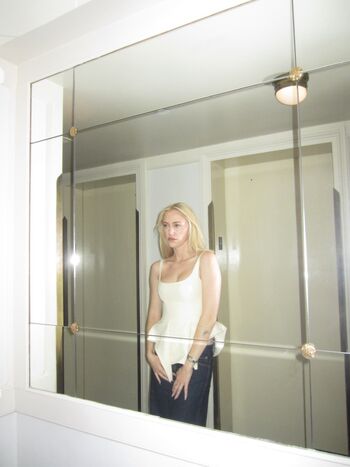 Full leaked Maika monroe private photo