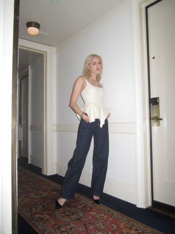 Full leaked Maika monroe private photo