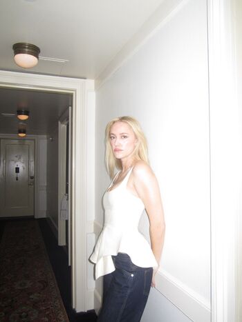 Full leaked Maika monroe private photo