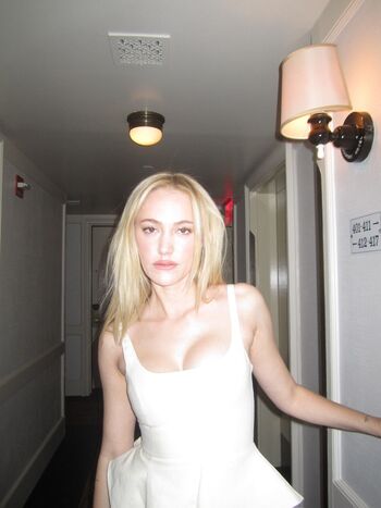 Full leaked Maika monroe private photo
