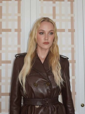 Full leaked Maika monroe private photo