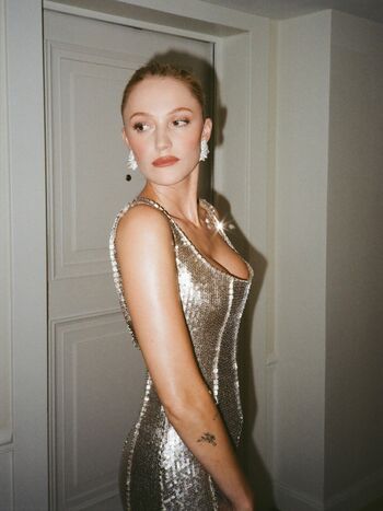 Full leaked Maika monroe private photo